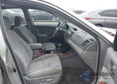 2004 Toyota Camry Xle z USA, uszkodzony, nr VIN 4T1BE32K44U893648